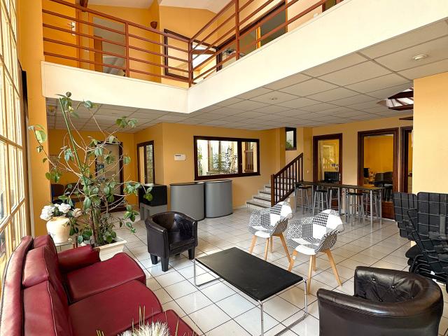Immeuble de 9 bureaux, potentiel 4500 € par mois, situé idéalement face à la Mairie d'Aulnay sous Bois et proc