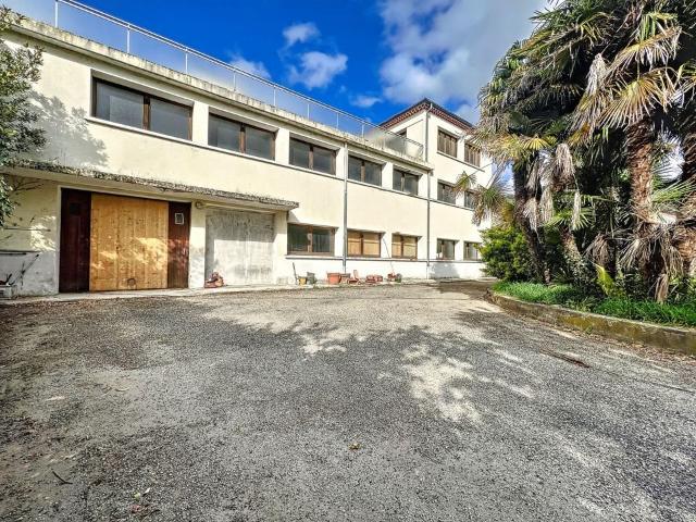 Immeuble de 1050m² avec terrain 1050m² Labégude