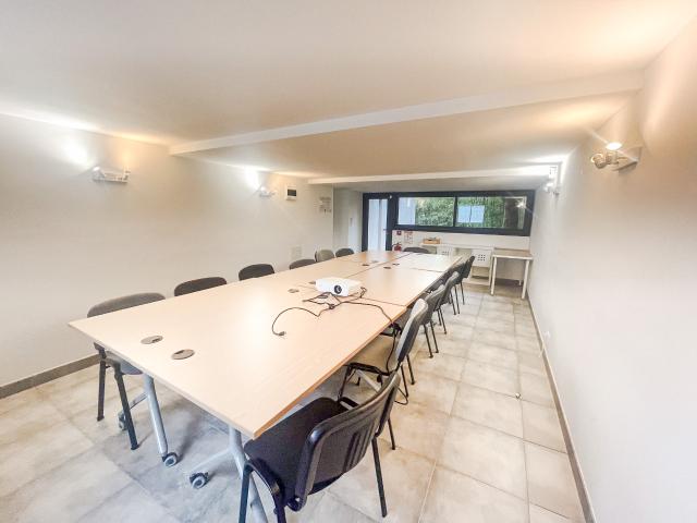 Immeuble de 11 bureaux et salle de réunion, idéalement placé