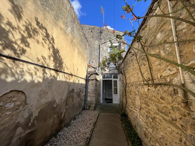 Immeuble de 145m2 pour investir à Tonnay Charente