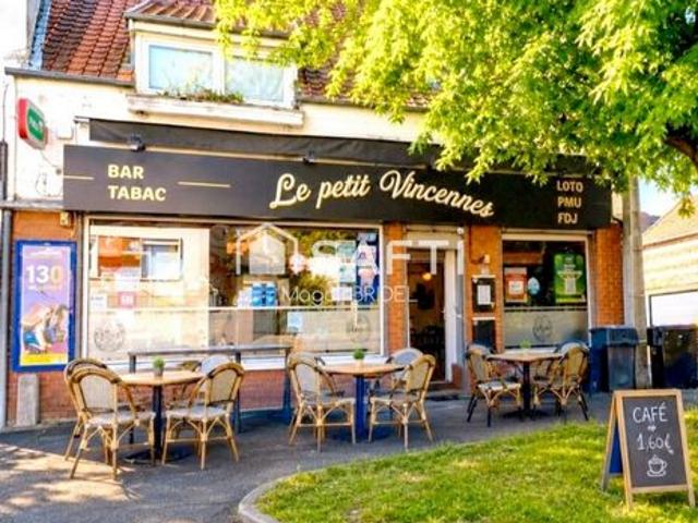 Immeuble de 158m² avec cellule commercial de 100m² au rez de chaussée avec dépendances et un appt T2 de 58m² à l'étage