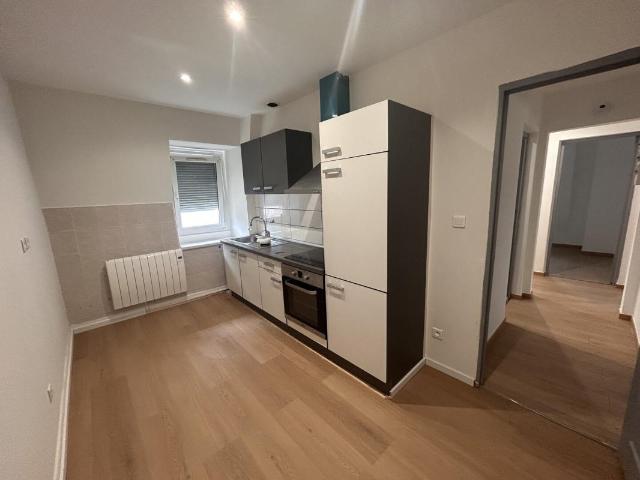 Immeuble de 198 m2 composé de 3 F3 de 60 m2 + une cour + 3 caves