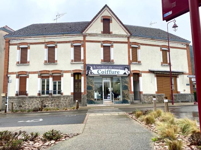 Immeuble de 2 appartements + local commercial + annexes avec option garages