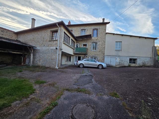 Immeuble de 300 m² avec bar restaurant et appartement, dépendances et terrain de 1 398 m²