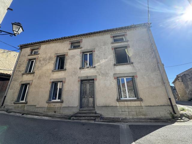 Immeuble de 3 appartements avec jardin et dépendances