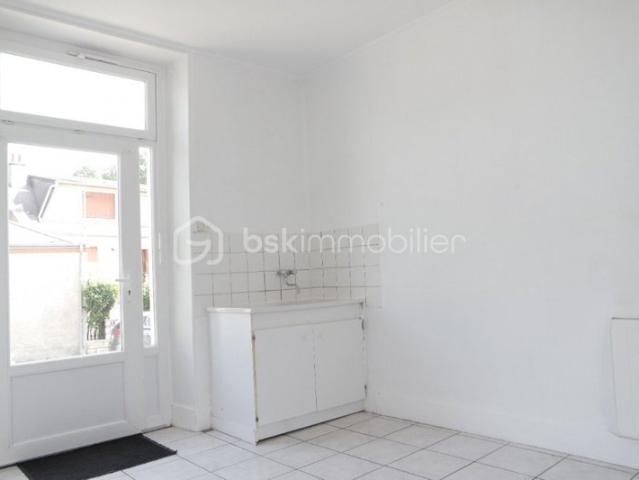 Immeuble de 3 appartements de 65m² 53m² et 54m² à Reuiily 160000