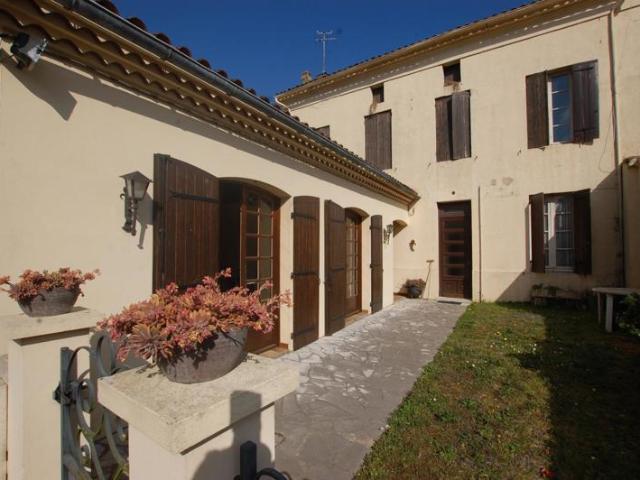 Immeuble de caractère à fort potentiel – Centre d'Etauliers