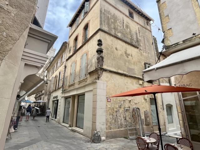 IMMEUBLE DE CARACTÈRE AU CŒUR DU CENTRE HISTORIQUE D'ARLES