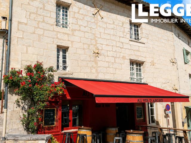Immeuble de caractère avec local commercial et deux appartements au cœur d’Aubeterre sur Dronne