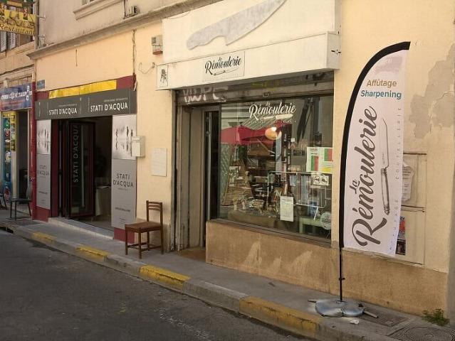 Immeuble de rapport mixte hypercentre Arles rendement 7,40 % 450m² Arles