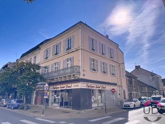 Immeuble de rapport avec locaux commerciaux et appartements – Centre ville de Montluçon
