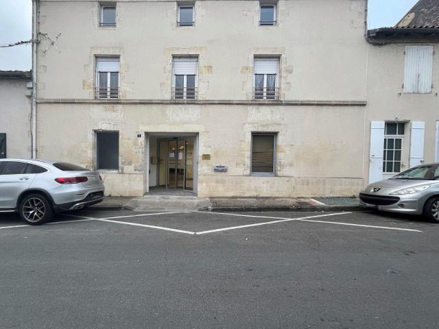 Immeuble de rapport avec un local commercial et deux appartements à St Jean d'Angely