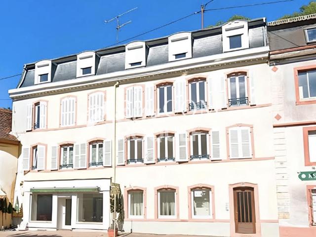 IMMEUBLE DE RAPPORT Commerces et 8 appartements