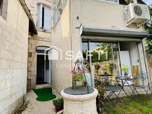 Immeuble de rapport composé d'un local commercial et d'un grand appartement avec extérieur, plein coeur de Ruelle sur Touvre