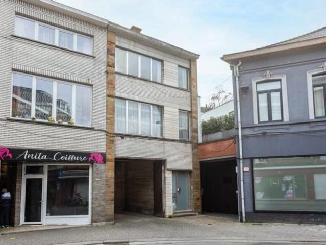 Immeuble de rapport comprenant 1 maison + 35 boxes de garage