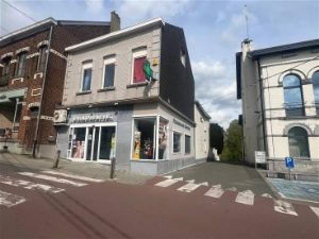 Immeuble de rapport comprenant une surface commerciale, un t