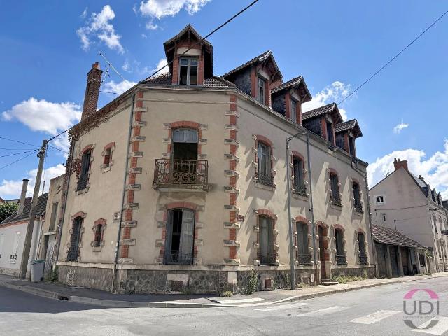 Immeuble de rapport de caractère avec 6 appartements, 5 garages et jardin