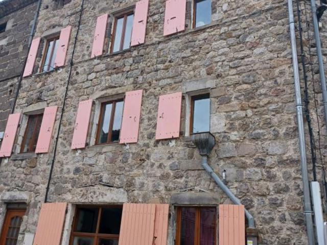 Immeuble de rapport de 160 m2 en pierres et composé de trois