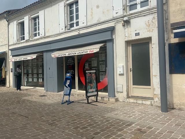 Immeuble de rapport local commercial loué + appart vide rue des Halles Fouras
