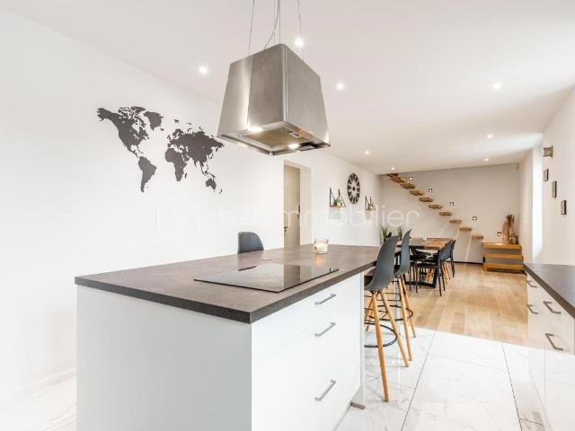 Immeuble de rapport rénové de 217 m² à vendre à Bellegarde sur V