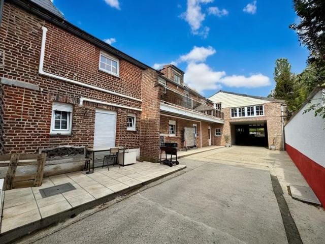 Immeuble de rapport: 3 appartements et un entrepôt de 150m²