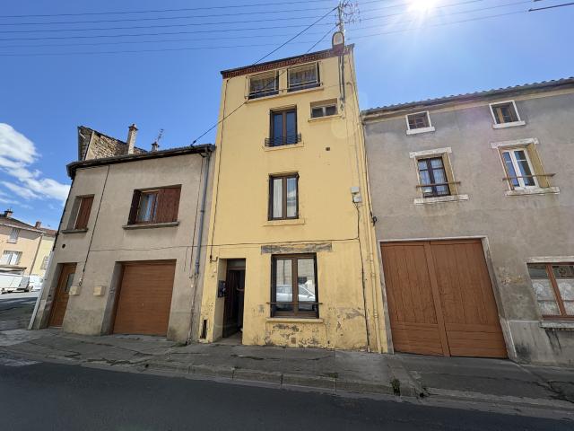 IMMEUBLE DE RAPPORT / 4 APPARTEMENTS T1 BIS / MONOPROPRIÉTÉ / CENTRE VILLE DE VIC LE COMTE