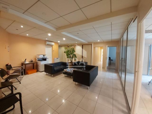 Immeuble en très bon état offrant 281m² et de multiples poss. 281m² Sainte Foy la Grande