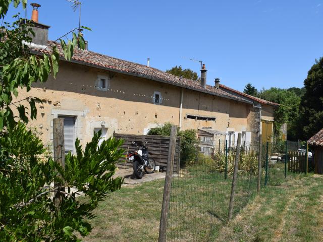 Immeuble en vente à Adjots, Nouvelle Aquitaine, 115280€