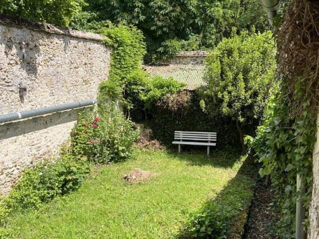 Immeuble en vente à Dourdan, Île de France, 275000€