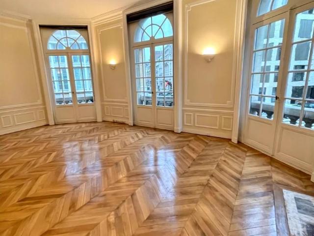 Immeuble en vente à Paris 16e Arrondissement, Île de France, 3990 €