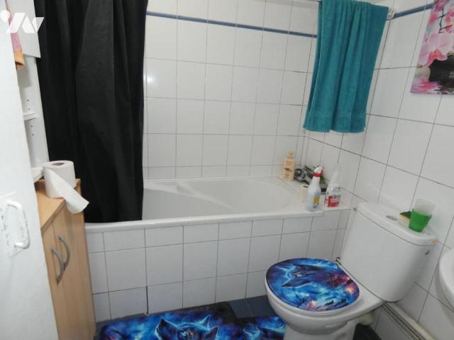 Immeuble en vente à Pleyben, Bretagne, 153025€