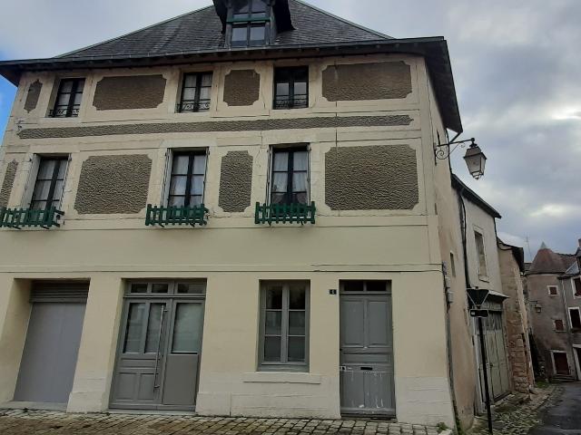 Immeuble en vente à Saint Gaultier, Centre Val de Loire, 70000€