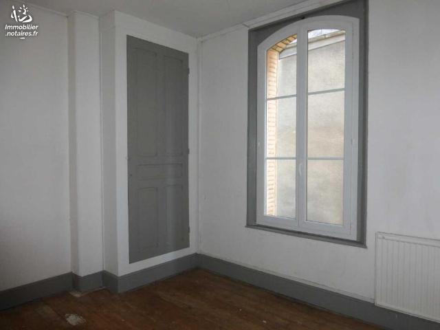 Immeuble en vente à Vouziers, Grand Est, 89000€