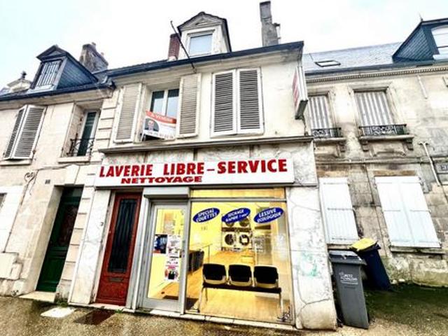 Immeuble en centre ville comprenant un appartement et un local commercial !