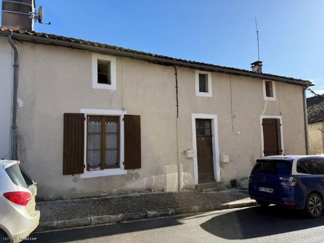 Immeuble en pierre Centre ville de Ruffec Spécial 76m² Ruffec