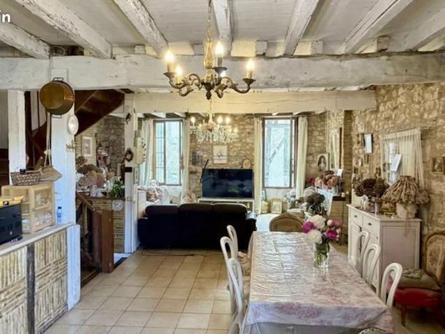 Immeuble en pierre avec terrasse et local indépendant