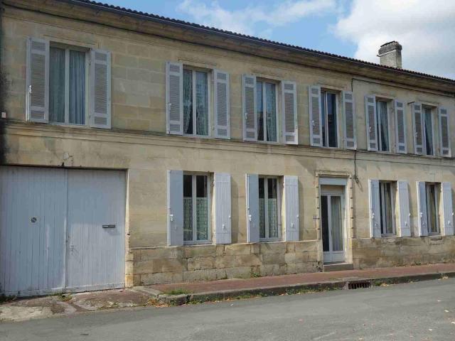 Immeuble en pierre avec porche, jardin et dépendance 206m² Etauliers