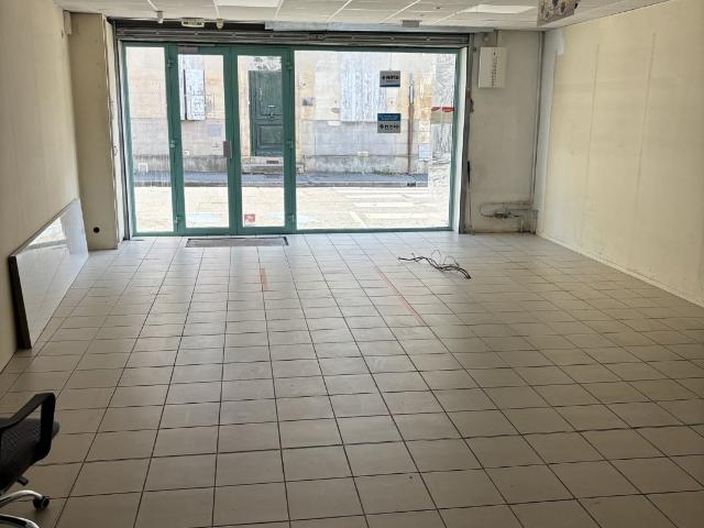 Immeuble en plein centre ville avec local commercial et appartement T2 + Jardin au calme