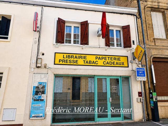 Immeuble en plein centre ville avec local commercial et appartement T2 + Jardin au calme