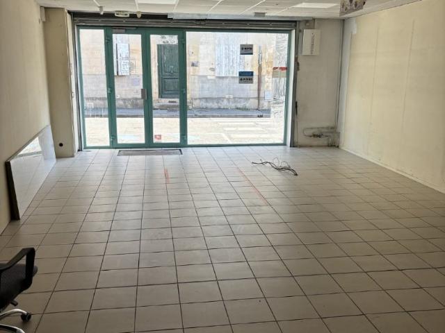 Immeuble en plein centre ville avec local commercial et appartement T2 + Jardin au calme
