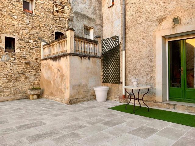 Immeuble en pleine propriété à APT, jardin, terrasses et garage
