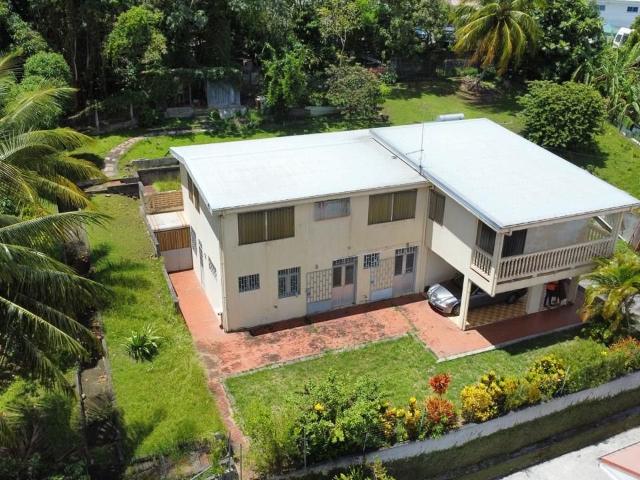 Immeuble F4 + 2 F2 sur 1 200 m² – Fort potentiel locatif – P. 223m² Fort de France