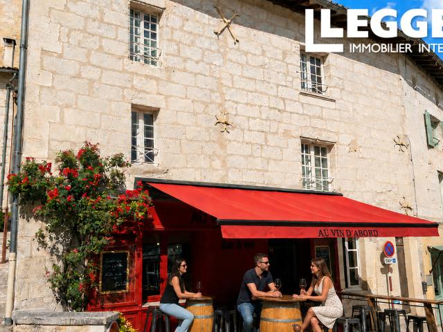 Immeuble & fonds de commerce: bar à vin + 2 appartements dans l’un des Plus Beaux Villages de France