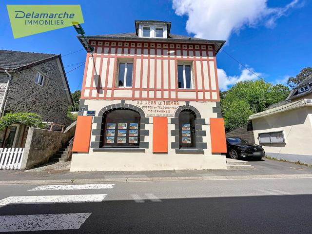 Immeuble historique 2 appartements et 1 local commercial Saint Jean le Thomas 50530