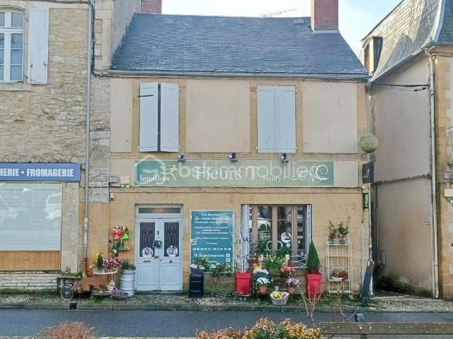 Immeuble idéal investisseur – Local commercial loué – Place principale de Cazals
