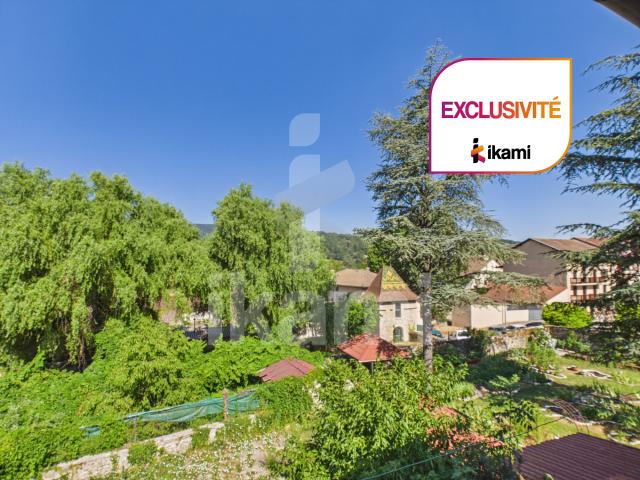 Immeuble mixte à fort potentiel avec commerce loué, deux app. 199m² Saint Jean En Royans