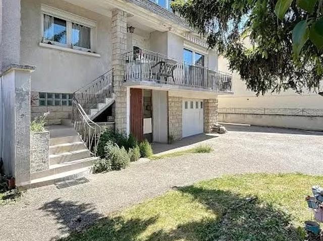 Immeuble mixte entrepot, bureaux, garage, parking. Habitation