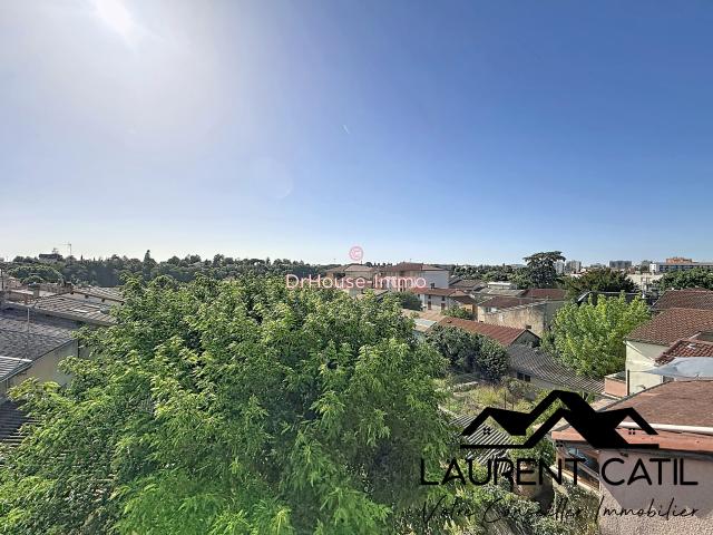 Immeuble mixte Local commercial loué et appartement duplex avec jardin, libre de toute occupation