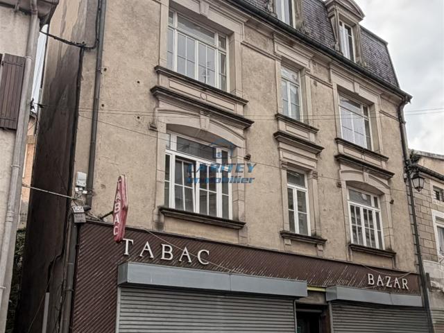 Immeuble monopropriété à rénover, 3 appartements + 2 locaux. 370m² Fougerolles Saint Valbert