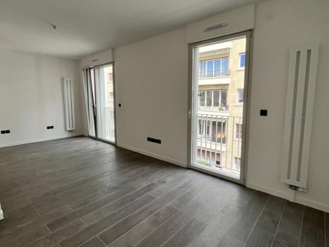Immeuble neuf, grand studio Paris 16°